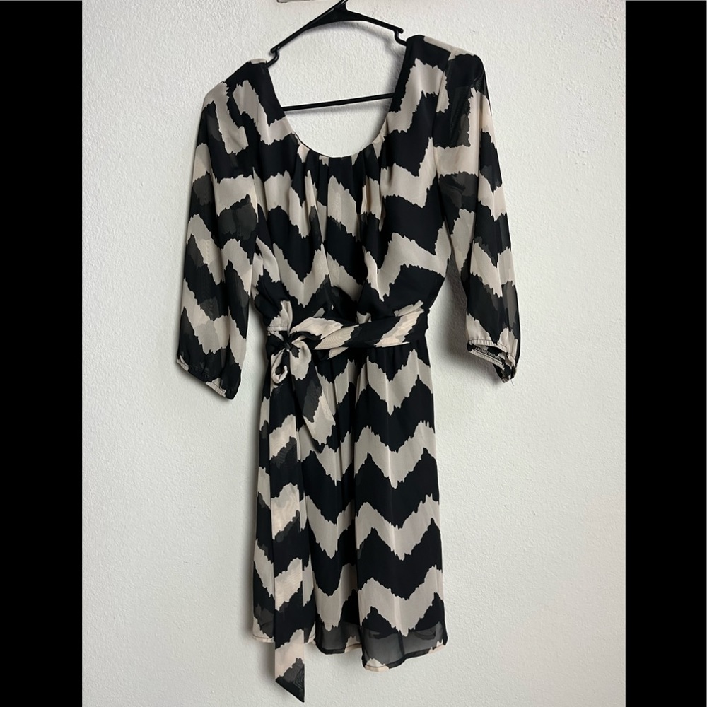 LILY ROSE BLACK TAN ABSTRACT ZIG ZAG STRIPED SHEER SLEEVE DRESS SMALL PREOWNED